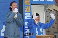 [포토] 문진석 민주당 천안갑 후보 지지호소 하는 한기범 
