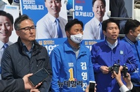 [포토] 경기 수원 찾아 지지호소하는 이인영 민주당 공동선대위원장