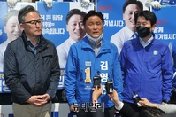 [포토] 인사말하는 김영진 민주당 수원병 후보