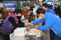 [포토] 수원 화서시장 상인과 악수하는 '이인영-김영진'