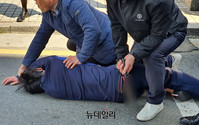 [포토] 오세훈 유세현장에 흉기 들고 접근...경찰이 제압