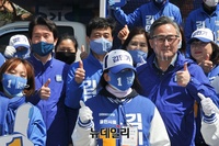 [포토] 선거유세원들과 기념촬영 하는 '이인영-김민기-표창원'