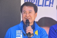 [포토] 지지호소하는 오세영 민주당 용인갑 후보