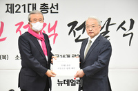 [포토] 소상공인 정책 전달받는 김종인 미래통합당 선대위원장