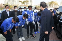 [포토] 천안 후보자들 지원 유세 나선 이낙연 공동선대위원장