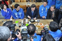 [포토] 천안시 민주당 후보들과 아침식사하는 이낙연