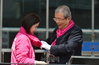 [포토] 신보라 후보에게 분홍색 스카프 걸어주는 김종인 선대위원장