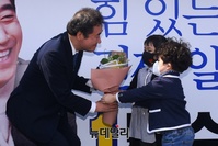 [포토] 꽃다발 받는 이낙연 선대위원장