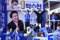 [포토] 부여시장 앞에서 손 맞잡은 '이낙연-박수현'