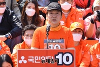 [포토] 431km 국토 종주 마치고 기자회견 갖는 안철수 국민의당 대표