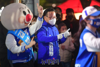 [포토] 선거운동 마지막 밤, 춤추는 김부겸