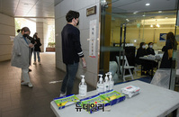 [포토] 4.15총선, 비닐장갑 낀채 투표장 입장하는 유권자들