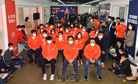 [포토] 출구조사 결과 지켜보는 국민의당