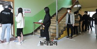[포토] '투표율 63.8%' 최고기록… 마지막까지 투표한 시민들