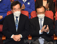 [포토] 제21대 총선 출구조사 결과 보는 '이해찬-이낙연'
