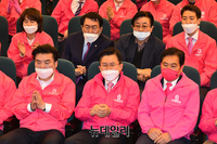 [포토] 출구조사 결과 지켜보는 통합당·한국당 지도부