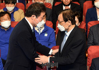 [포토] 제21대 총선 개표상황실, 대화하는 '이해찬-이낙연'