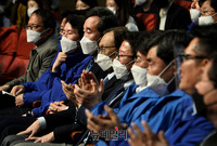 [포토] 총선 출구조사 지켜보는 민주당-시민당