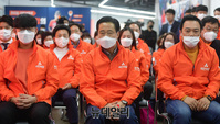 [포토] 출구조사 방송 시청하는 이태규 국민의당 총괄선대본부장