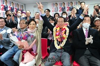 [포토] 당선 확정에 기념촬영 갖는 권영세 후보 내외