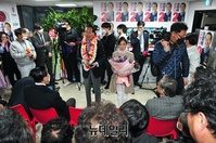 [포토] 지지자들에게 감사인사 전하는 권영세 후보 내외