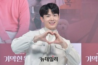 [포토] 배우 박신우 "하트 받으세요"