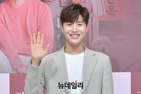 [포토] 손인사하는 배우 신정윤