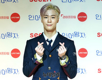 [포토] 하트 포즈한 아스트로 문빈