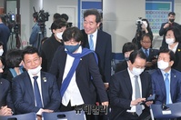 [포토] 민주당-시민당 선대위 합동 해단식 입장하는 이낙연