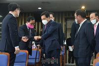 [포토] 미래통합당 의원총회 입장하는 심재철