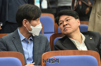 [포토] 통합당 의총, 대화하는 '장제원-하태경'