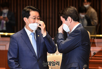 [포토] 마스크 낀 채 대화하는 '이인영-조정식'