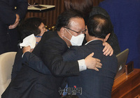 [포토] 동료 의원들과 포옹하는 김부겸