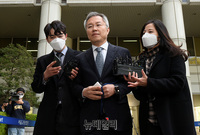 [포토] 최강욱, 조국 아들 '허위 증명서' 발급 혐의로 법정 출석