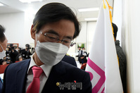 [포토] 회의장 나서는 조경태 최고위원