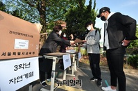[포토] 전국연합학력평가 '드라이브 스루·워킹 스루'로 시험지 배부