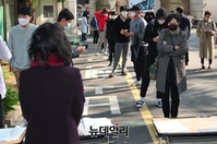 [포토] 전국연합학력평가 시험지 받기 위해 줄선 학생들