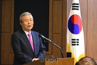 [포토] 미래통합당 비대위원장 수락한 김종인, 정치토론회 참석