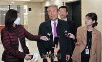 [포토] 취재진 질문에 답하는 김종인 통합당 전 선대위원장