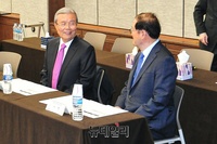 [포토] '21대 국회, 어떻게 해야하나' 토론회, 대화 나누는 김종인-신영무