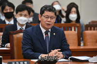 [포토] 김정은 관련 질문에 답하는 김연철 통일부 장관
