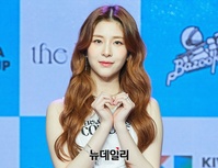 [포토] 하트 손인사하는 공원소녀 민주