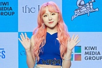 [포토] 공원소녀 서경, 반가운 양손 인사