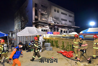 [포토] 이천 물류창고 화재현장 살펴보는 소방대원