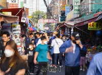 [포토] 어린이날 앞두고 북적이는 문구완구거리