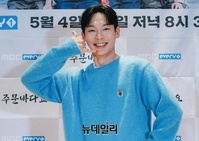 [포토] 배우 양경원 "파란 바다색 스웨터 어때요"