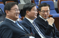 [포토] 원내대표 후보 합동토론회, 대화하는 '김태년-전해철-정성호'