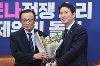 [포토] 임기종료, 꽃다발 전달받는 이인영 민주당 원내대표