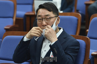 [포토] 민주당 원내대표 후보자 합동토론회 참석한 윤영찬