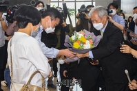 [포토] 첫 관람객에게 꽃다발 전하는 배기동 국립중앙박물관장